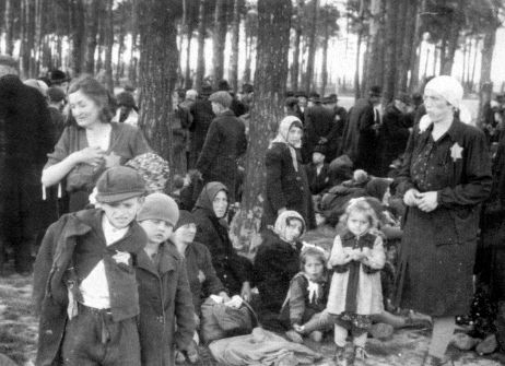 Hungarian Jews made to wait